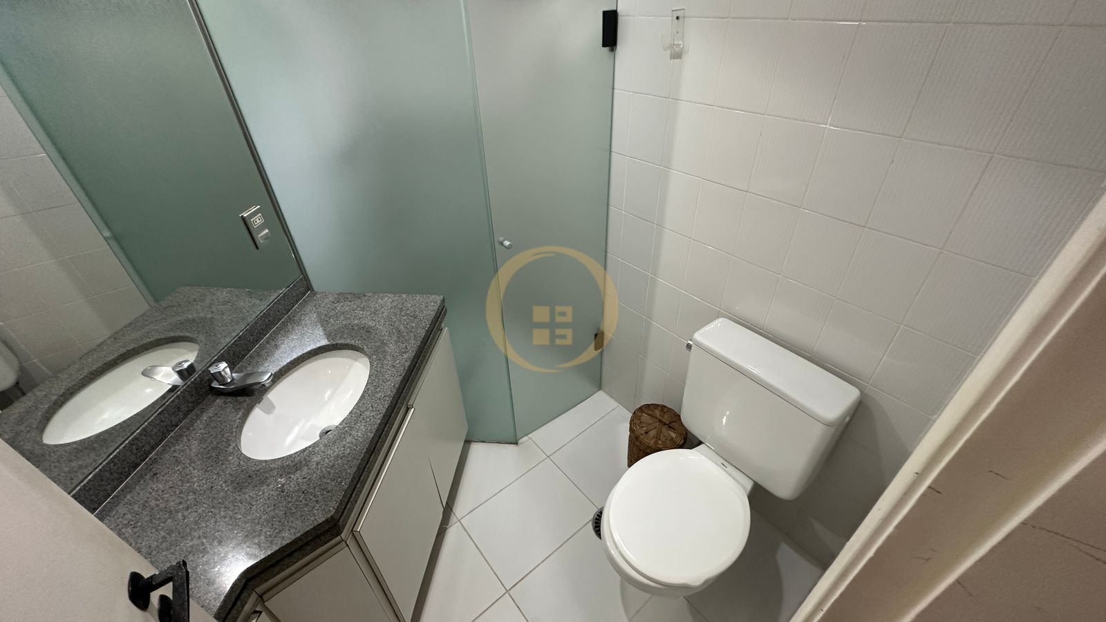 Apartamento na Praia das Pitangueiras, Guarujá - SP