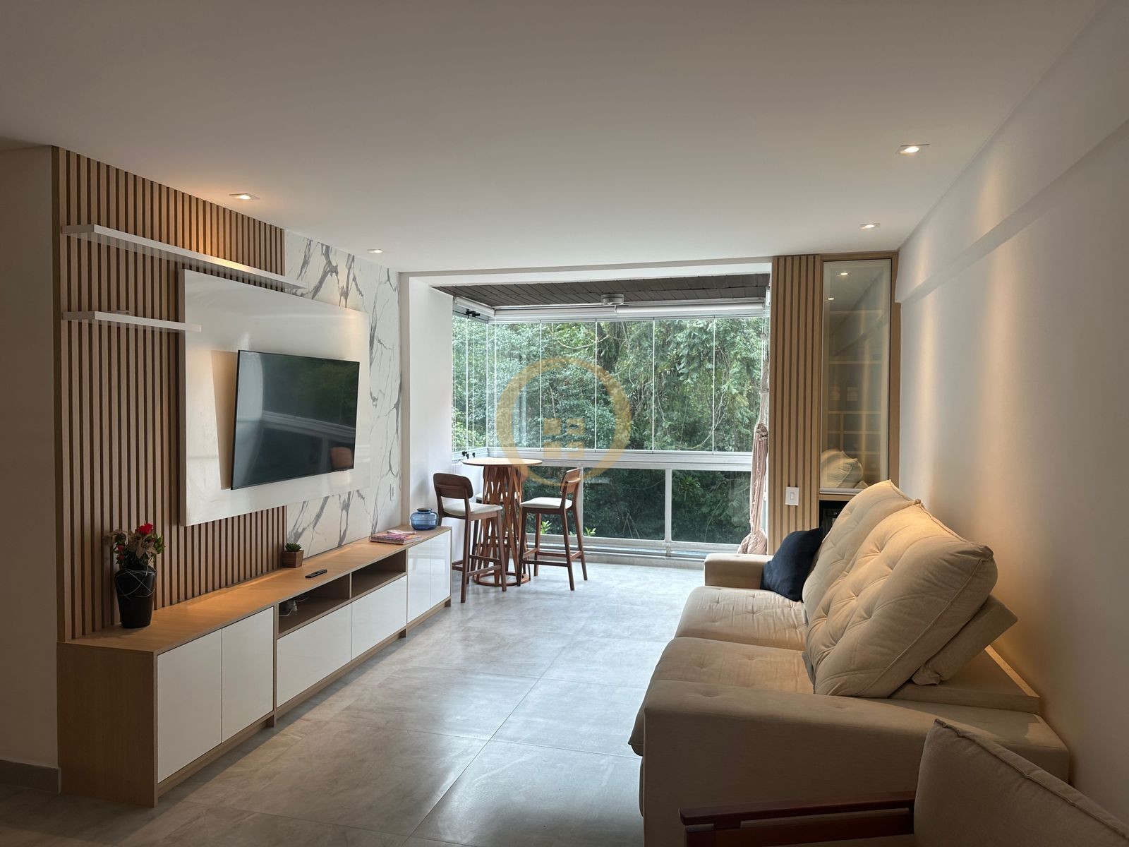 Apartamento na Praia das Pitangueiras, Guarujá - SP