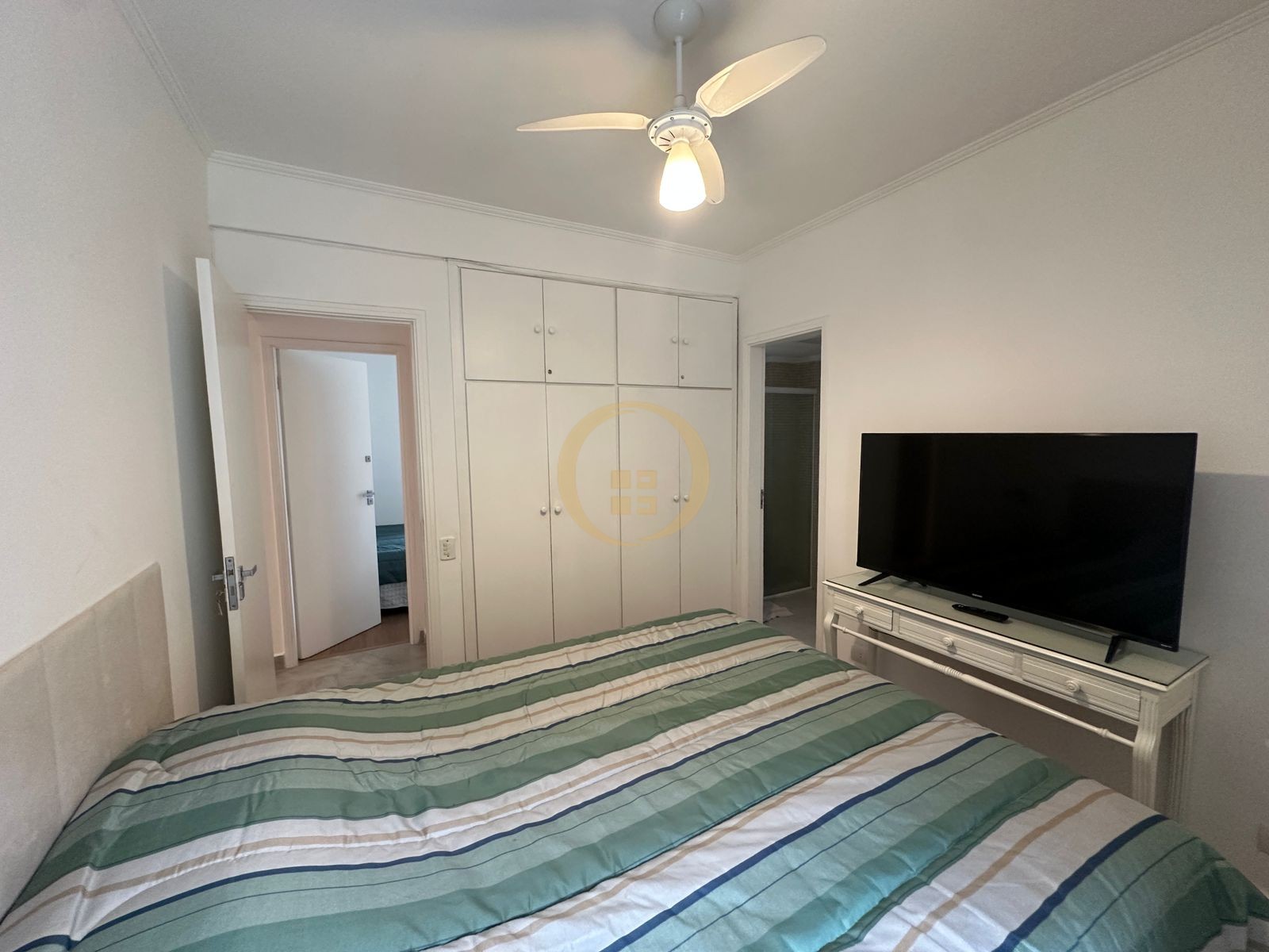 Apartamento na Praia das Pitangueiras, Guarujá - SP