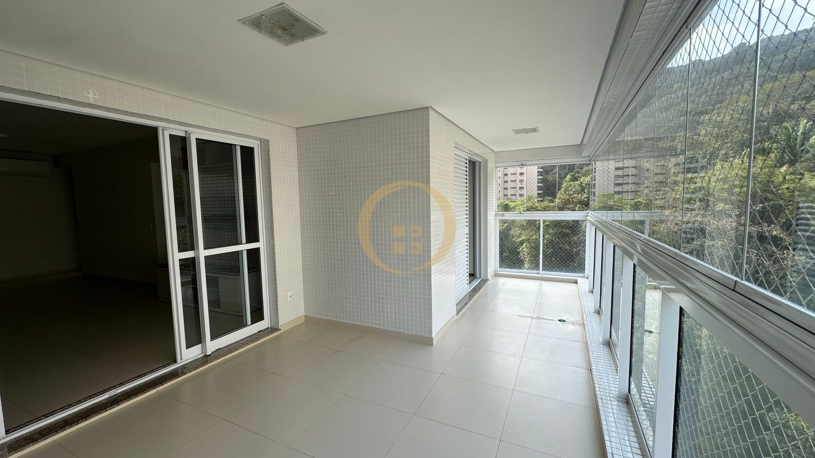 Apartamento na Praia das Pitangueiras, Guarujá - SP