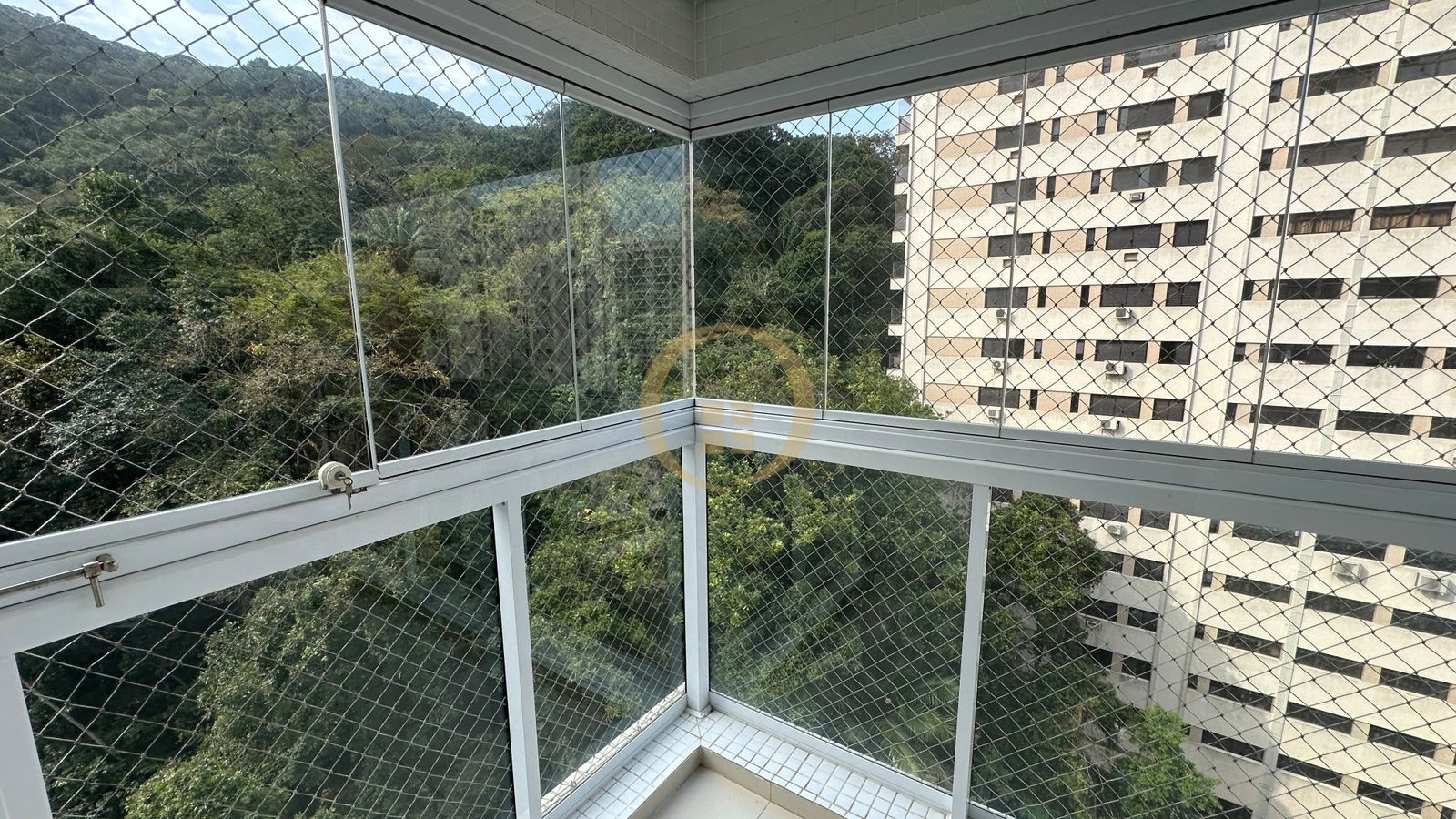 Apartamento na Praia das Pitangueiras, Guarujá - SP
