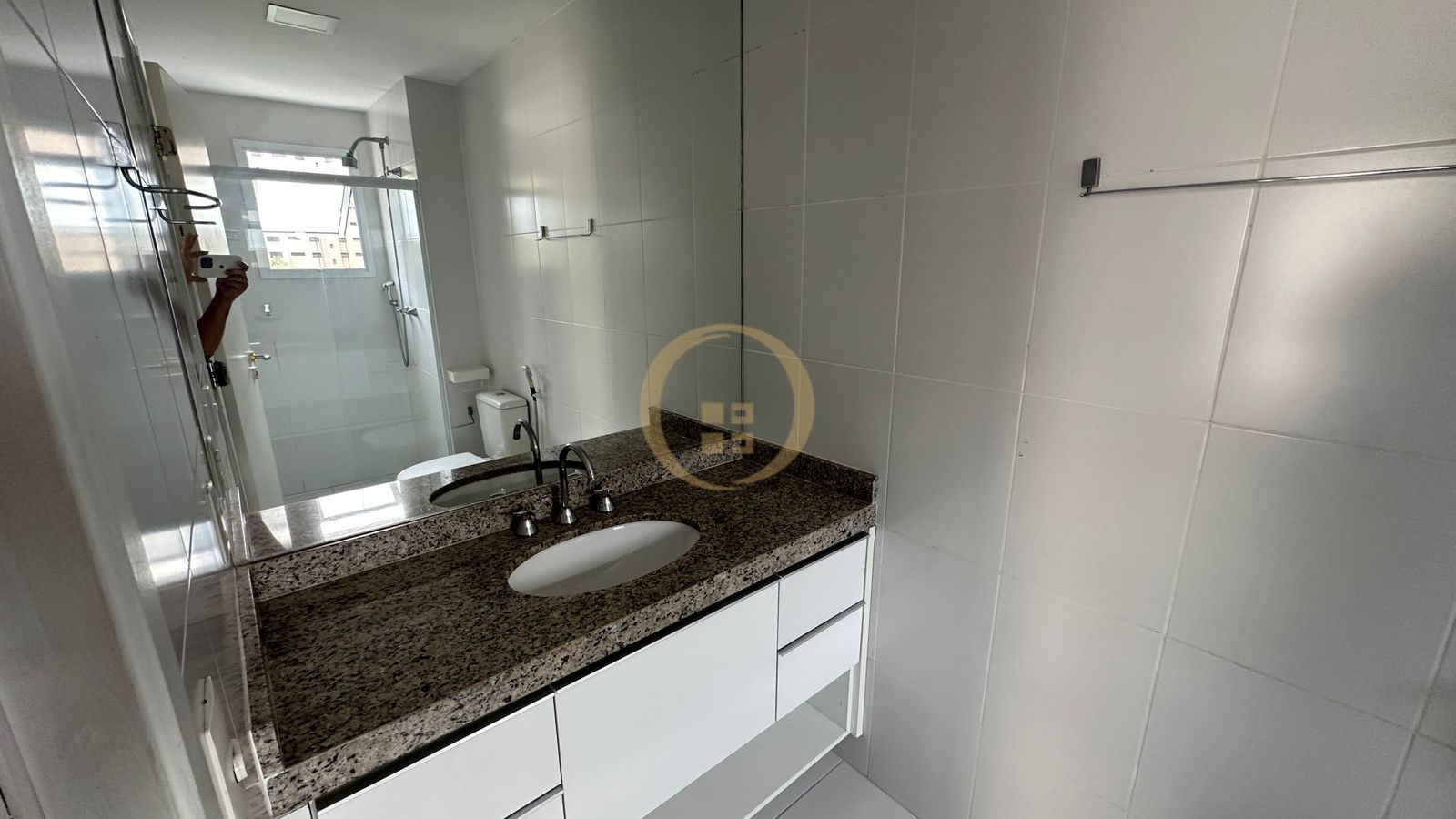 Apartamento na Praia das Pitangueiras, Guarujá - SP