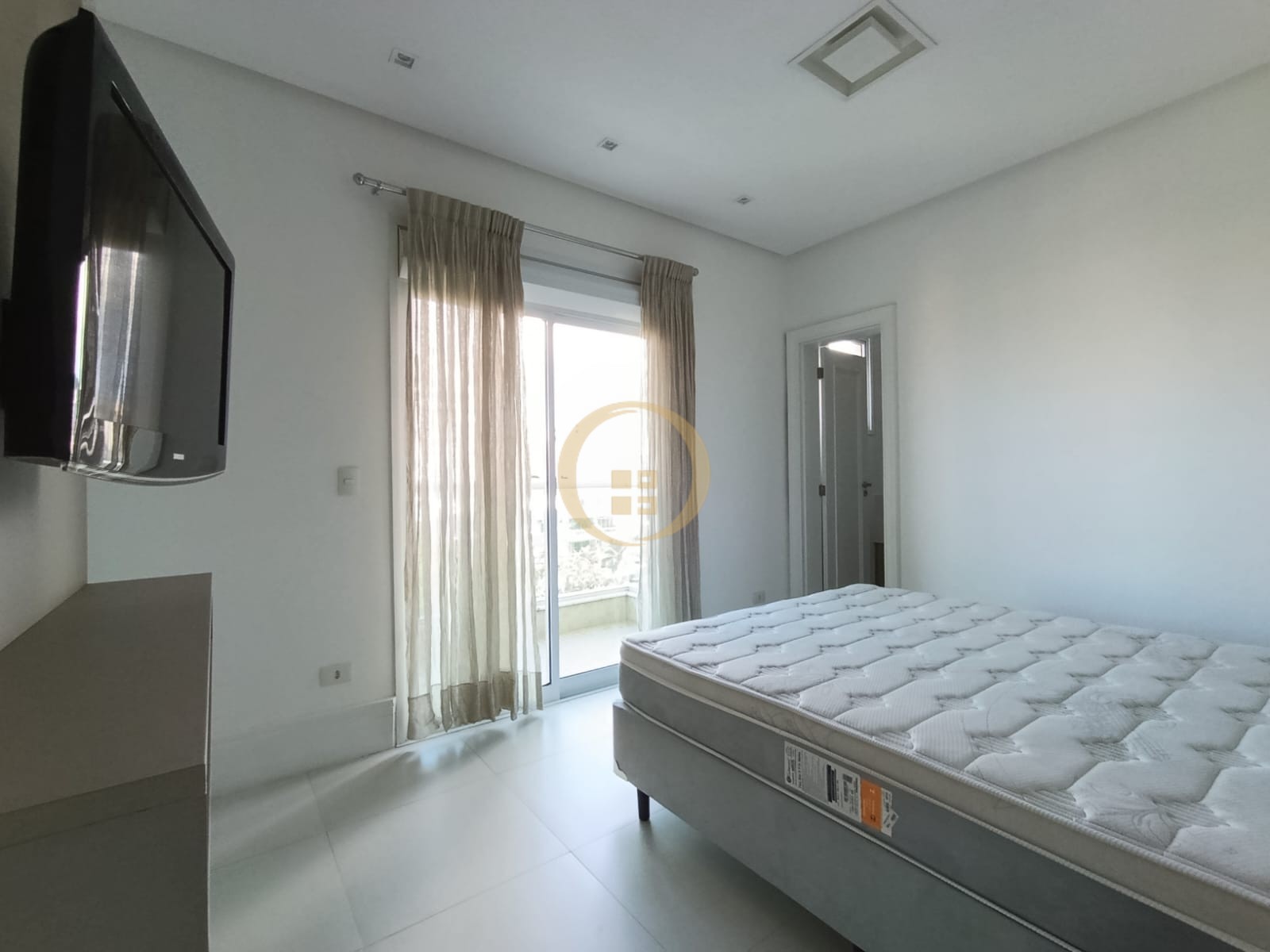 Apartamento na Praia da Enseada, Guarujá - SP