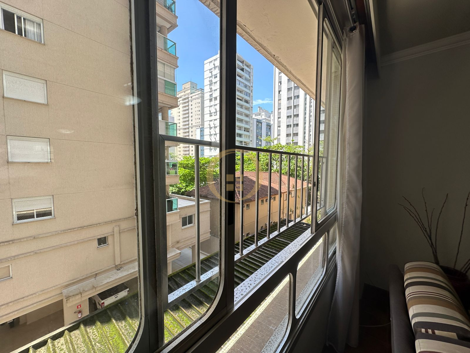Apartamento na Praia das Pitangueiras, Guarujá - SP