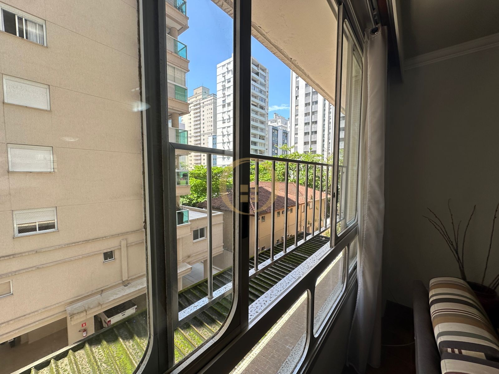 Apartamento na Praia das Pitangueiras, Guarujá - SP