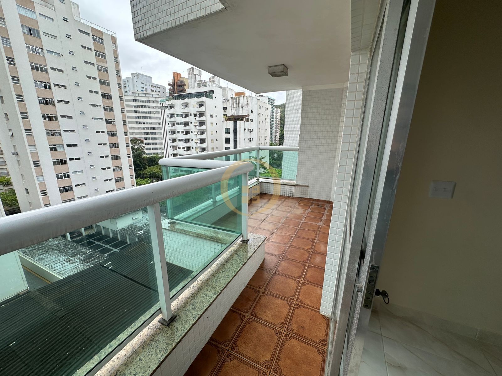 Apartamento na Praia das Pitangueiras, Guarujá - SP