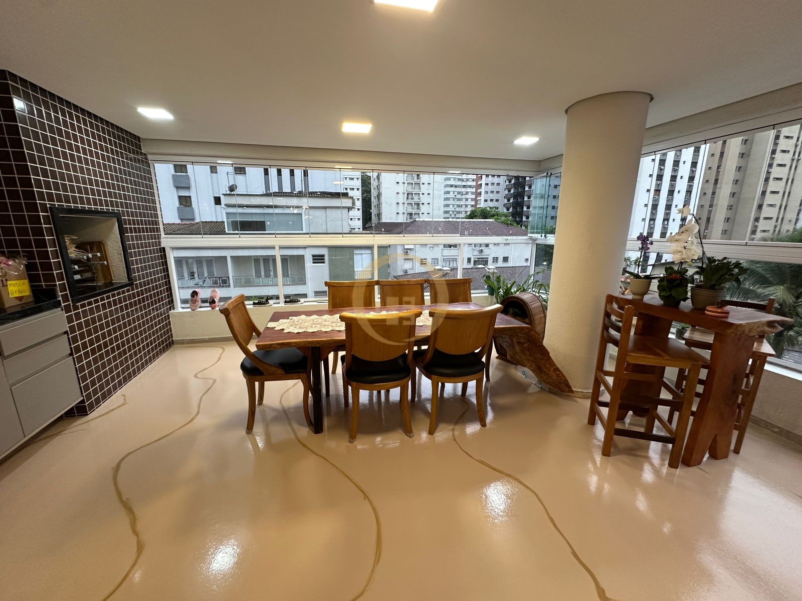 Apartamento na Praia das Pitangueiras, Guarujá - SP