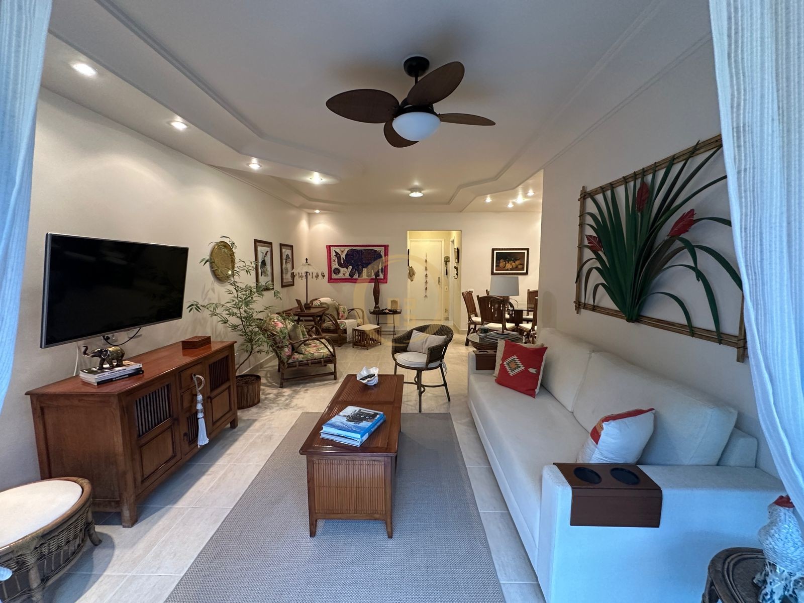 Apartamento na Praia das Pitangueiras, Guarujá - SP