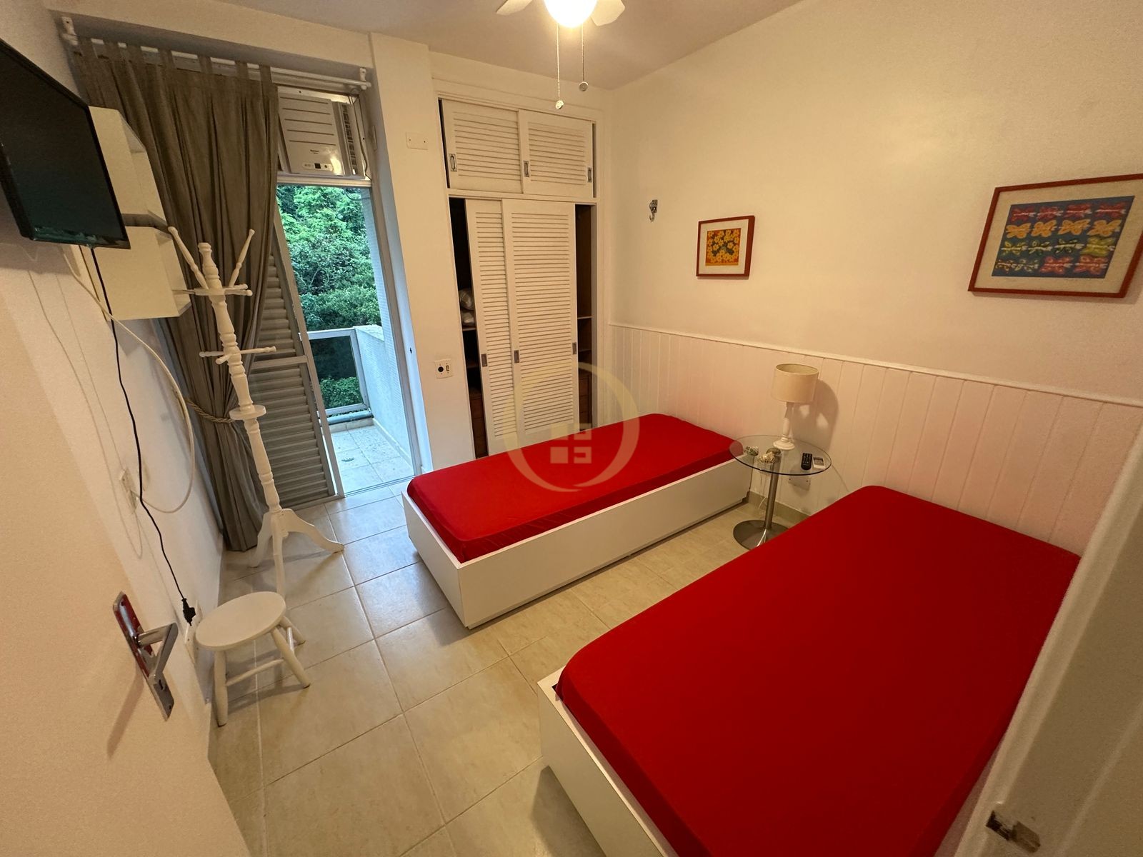Apartamento na Praia das Pitangueiras, Guarujá - SP