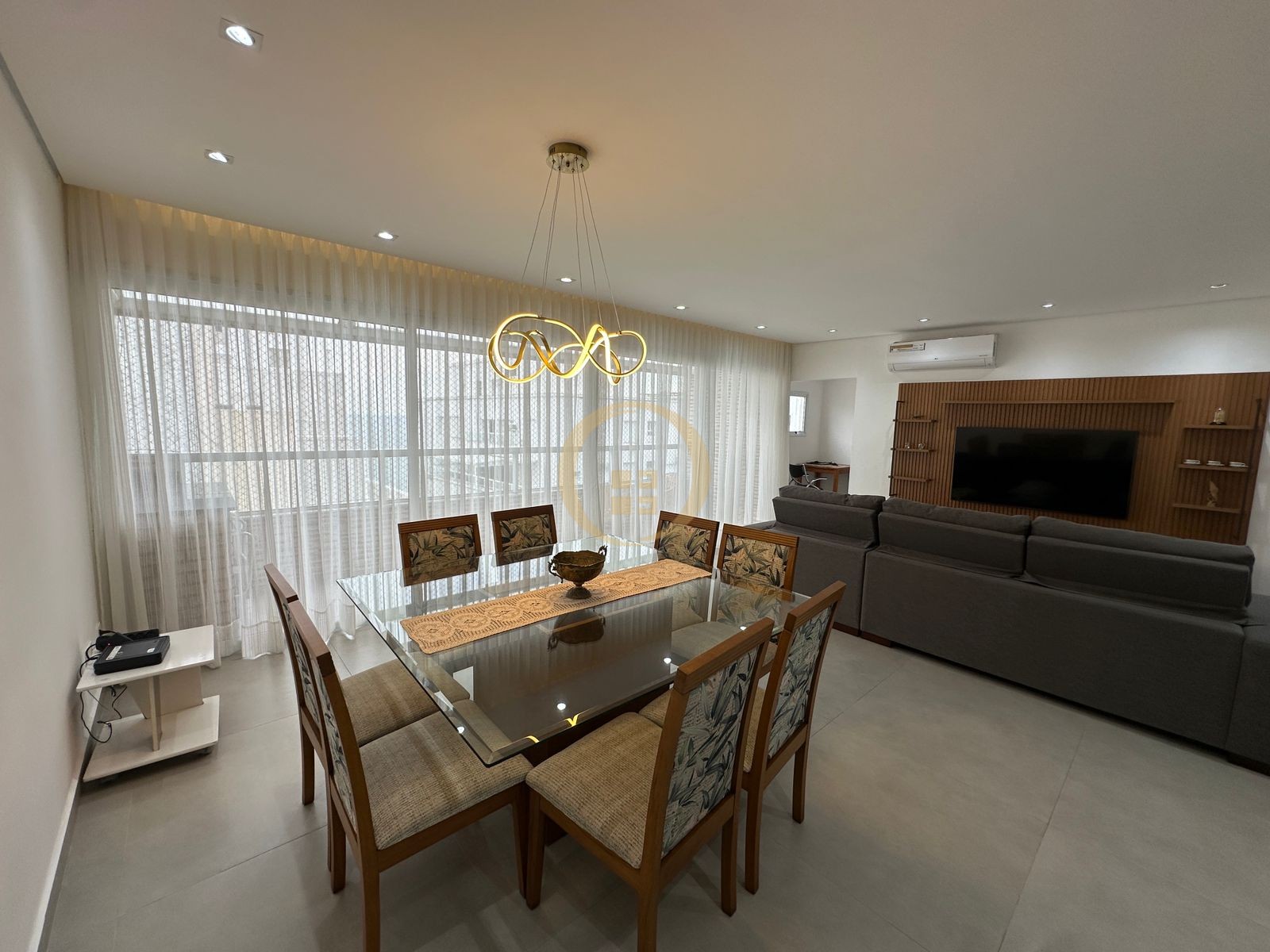 Apartamento na Praia das Pitangueiras, Guarujá - SP