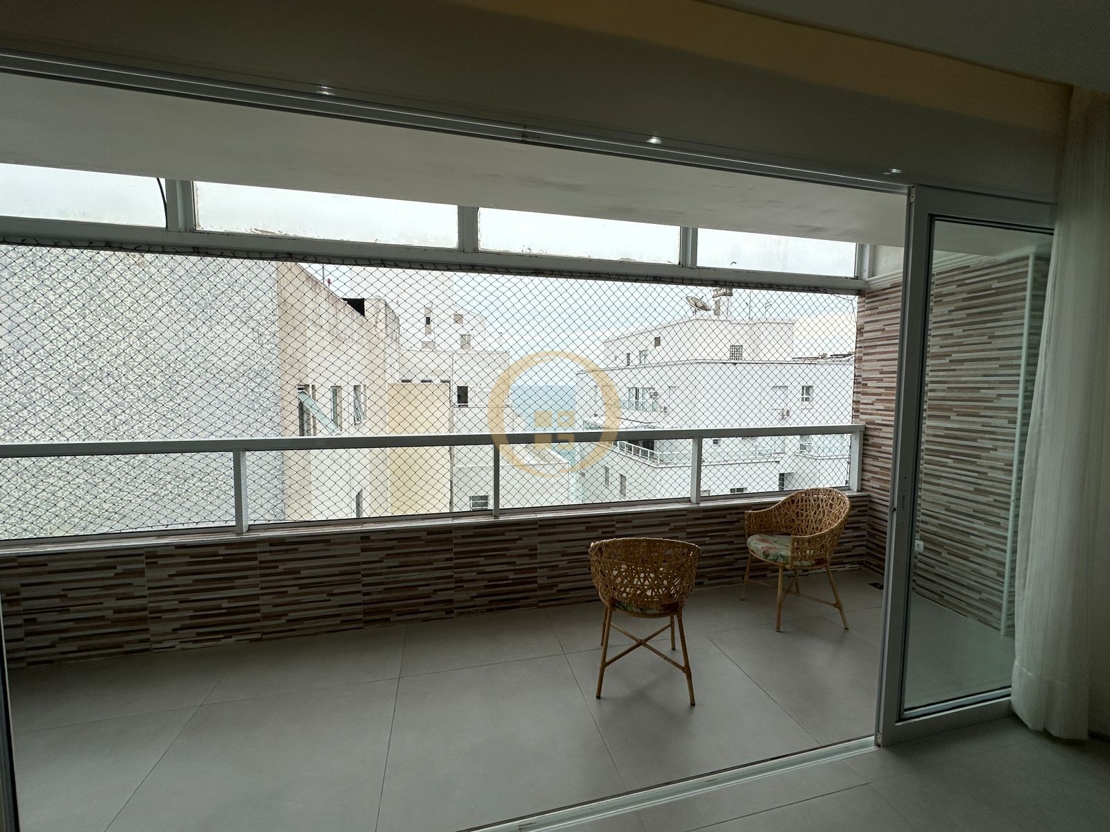 Apartamento na Praia das Pitangueiras, Guarujá - SP