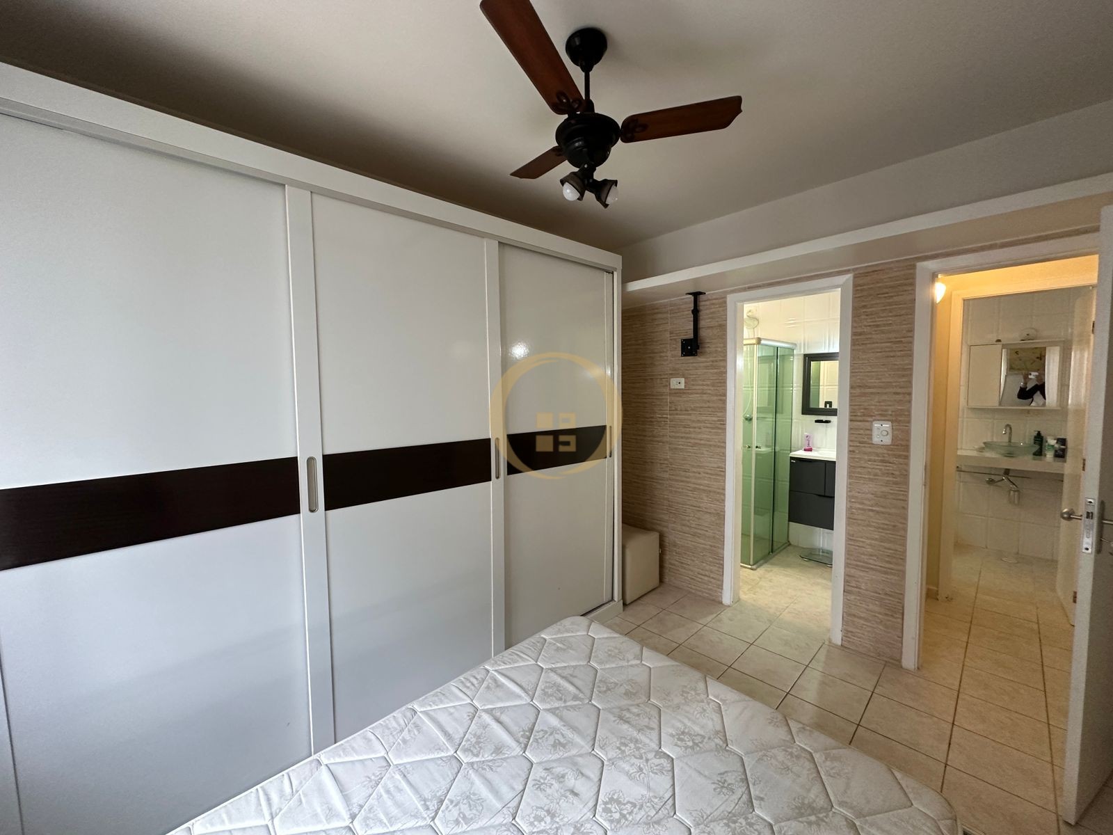 Apartamento na Praia das Pitangueiras, Guarujá - SP