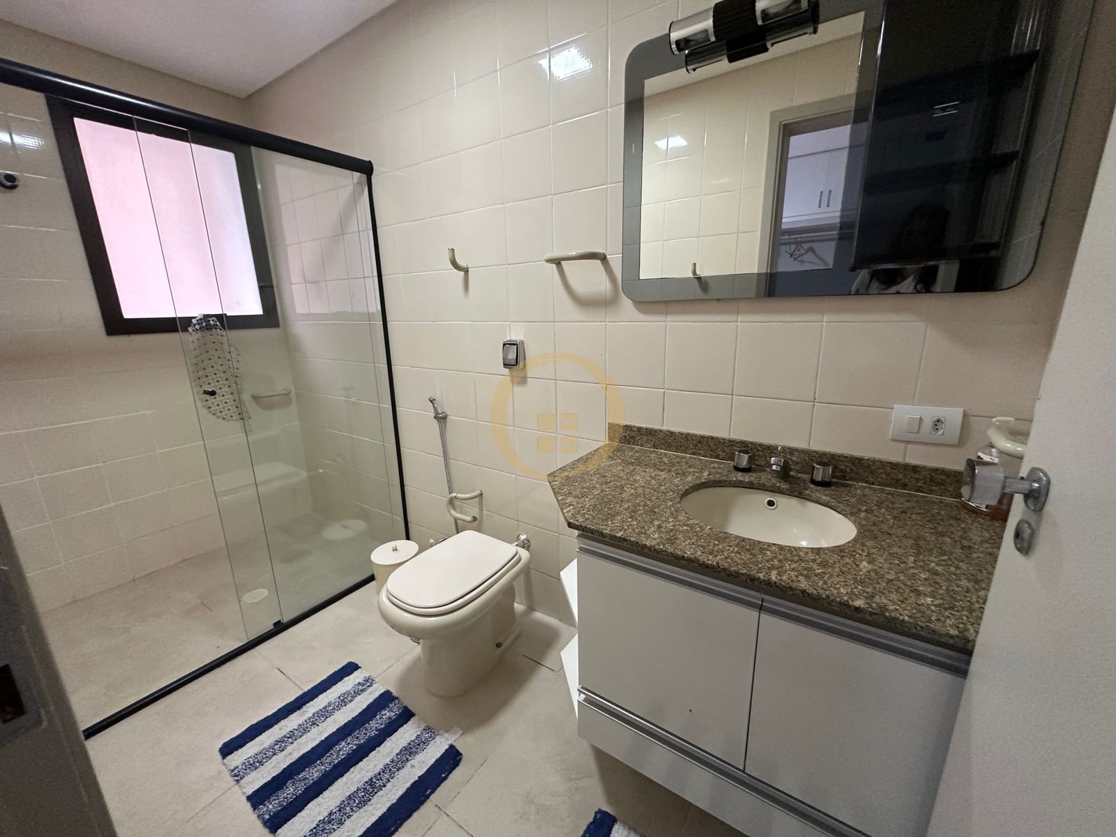 Apartamento na Praia das Pitangueiras, Guarujá - SP