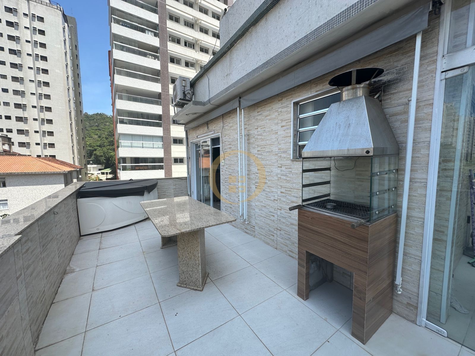 Apartamento na Praia das Pitangueiras, Guarujá - SP