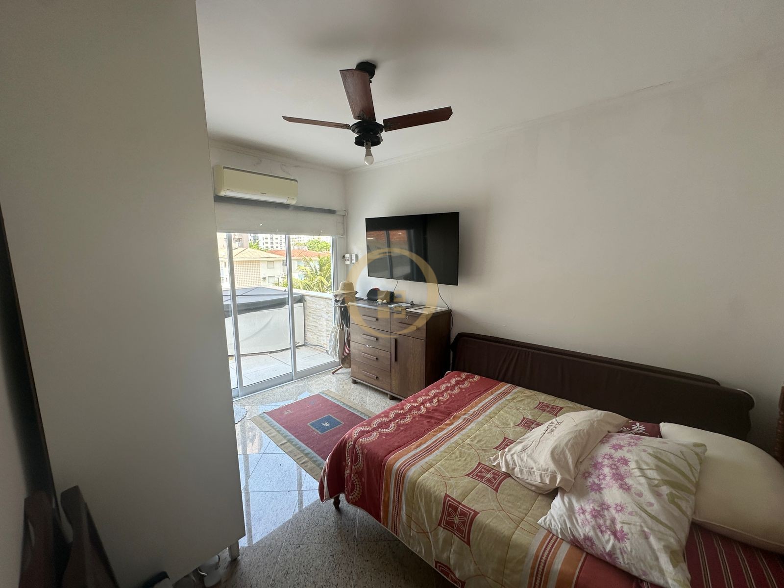 Apartamento na Praia das Pitangueiras, Guarujá - SP