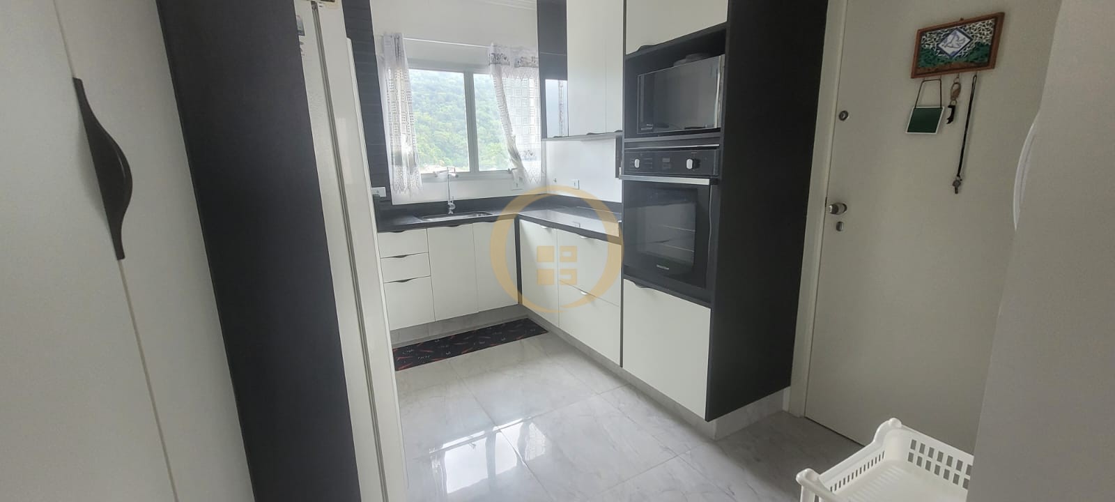 Apartamento na Praia das Pitangueiras, Guarujá - SP
