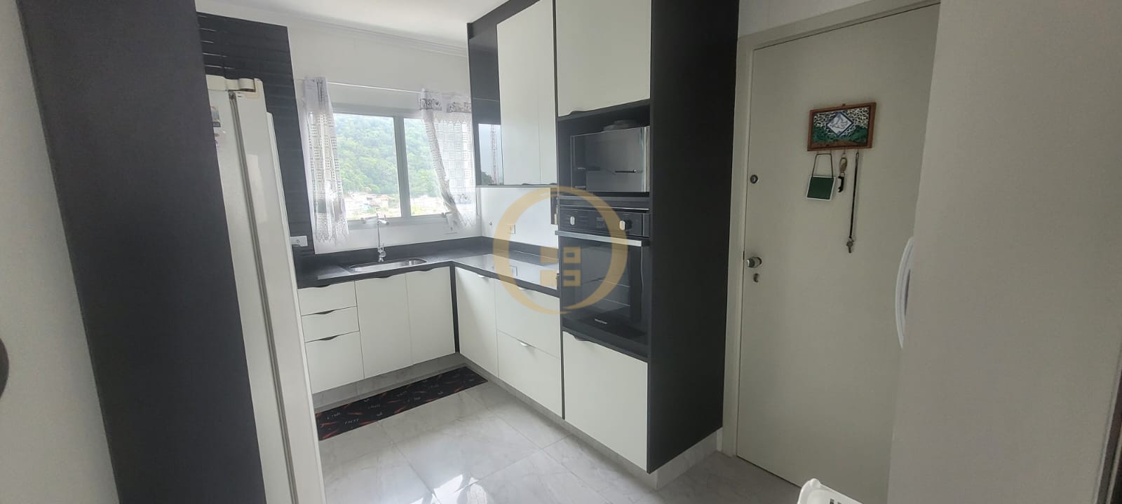Apartamento na Praia das Pitangueiras, Guarujá - SP