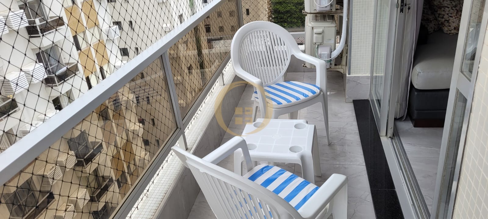 Apartamento na Praia das Pitangueiras, Guarujá - SP