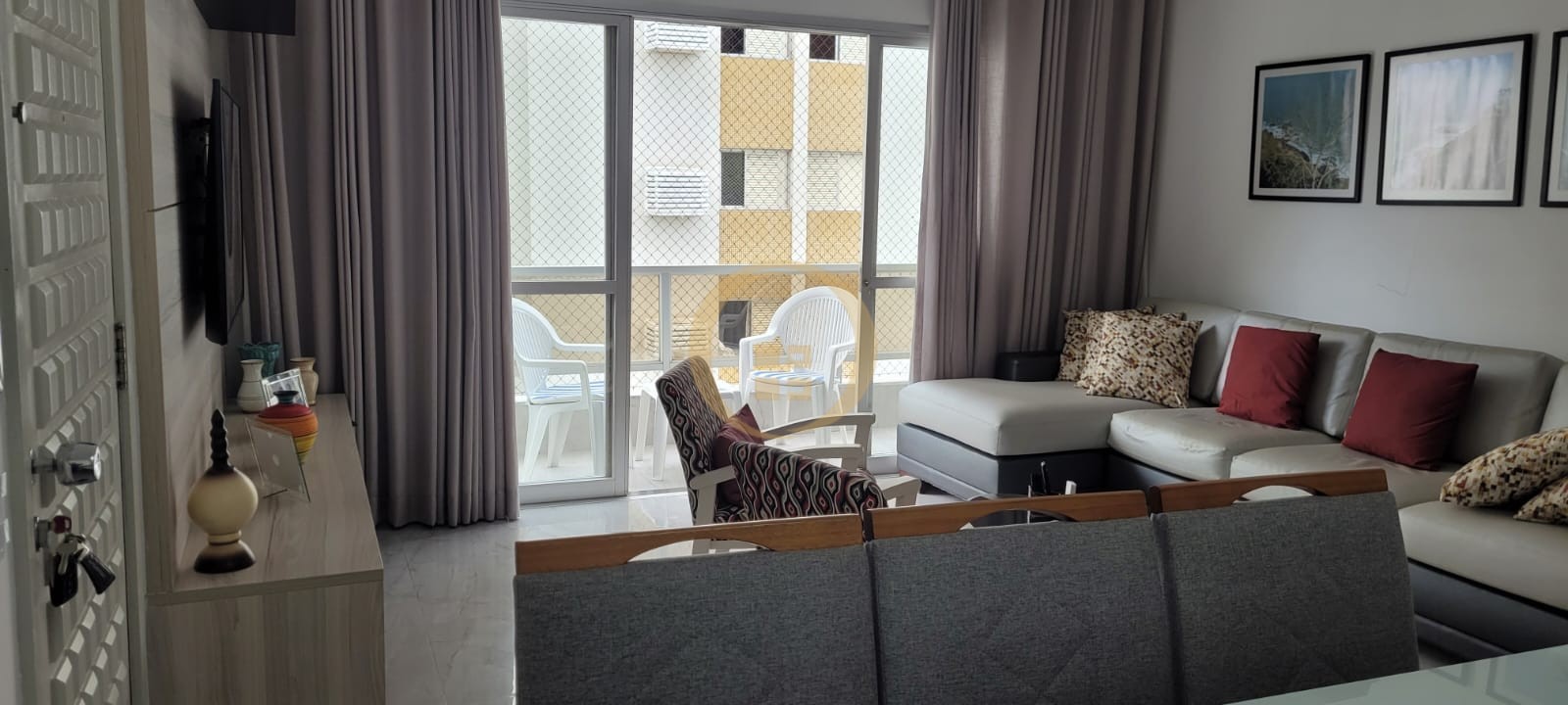 Apartamento na Praia das Pitangueiras, Guarujá - SP