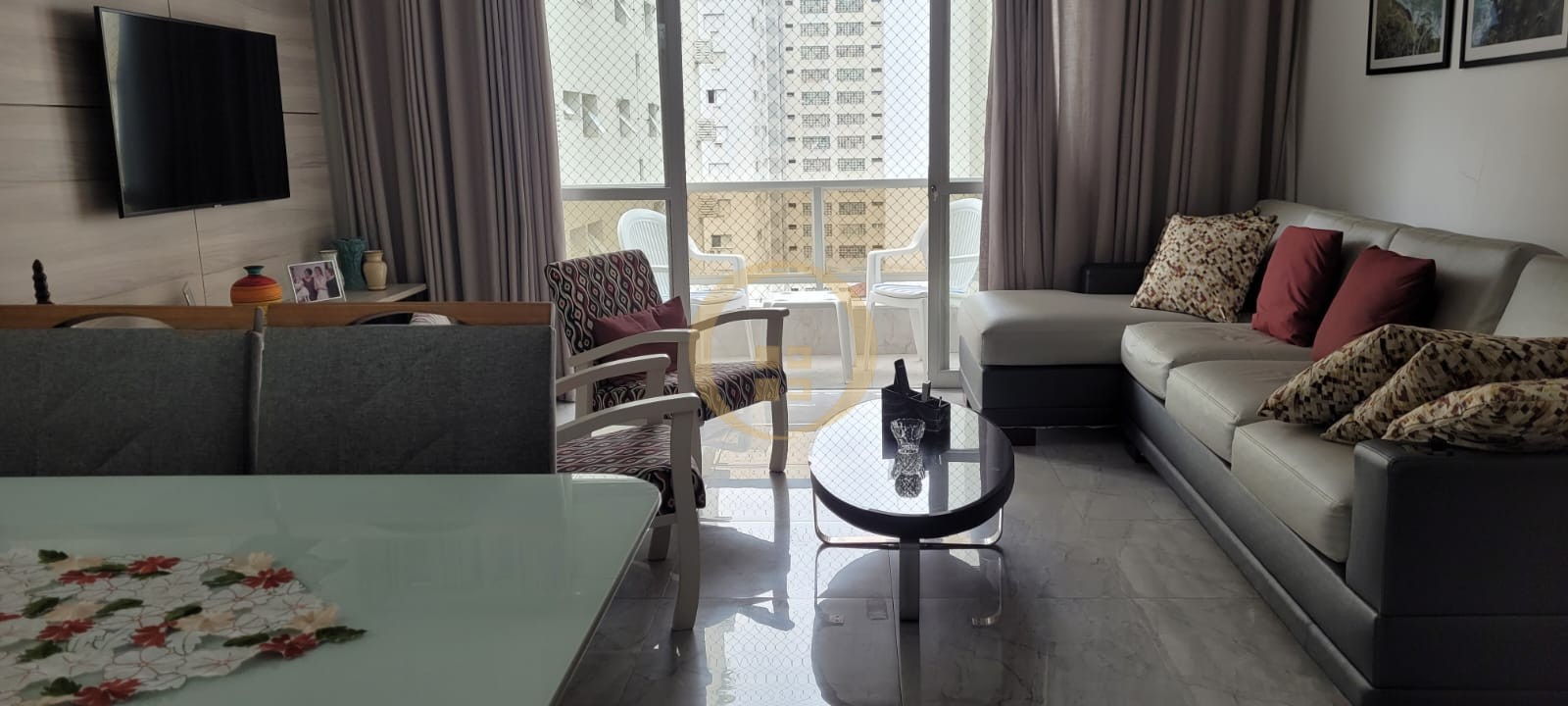 Apartamento na Praia das Pitangueiras, Guarujá - SP