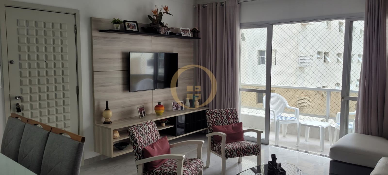 Apartamento na Praia das Pitangueiras, Guarujá - SP