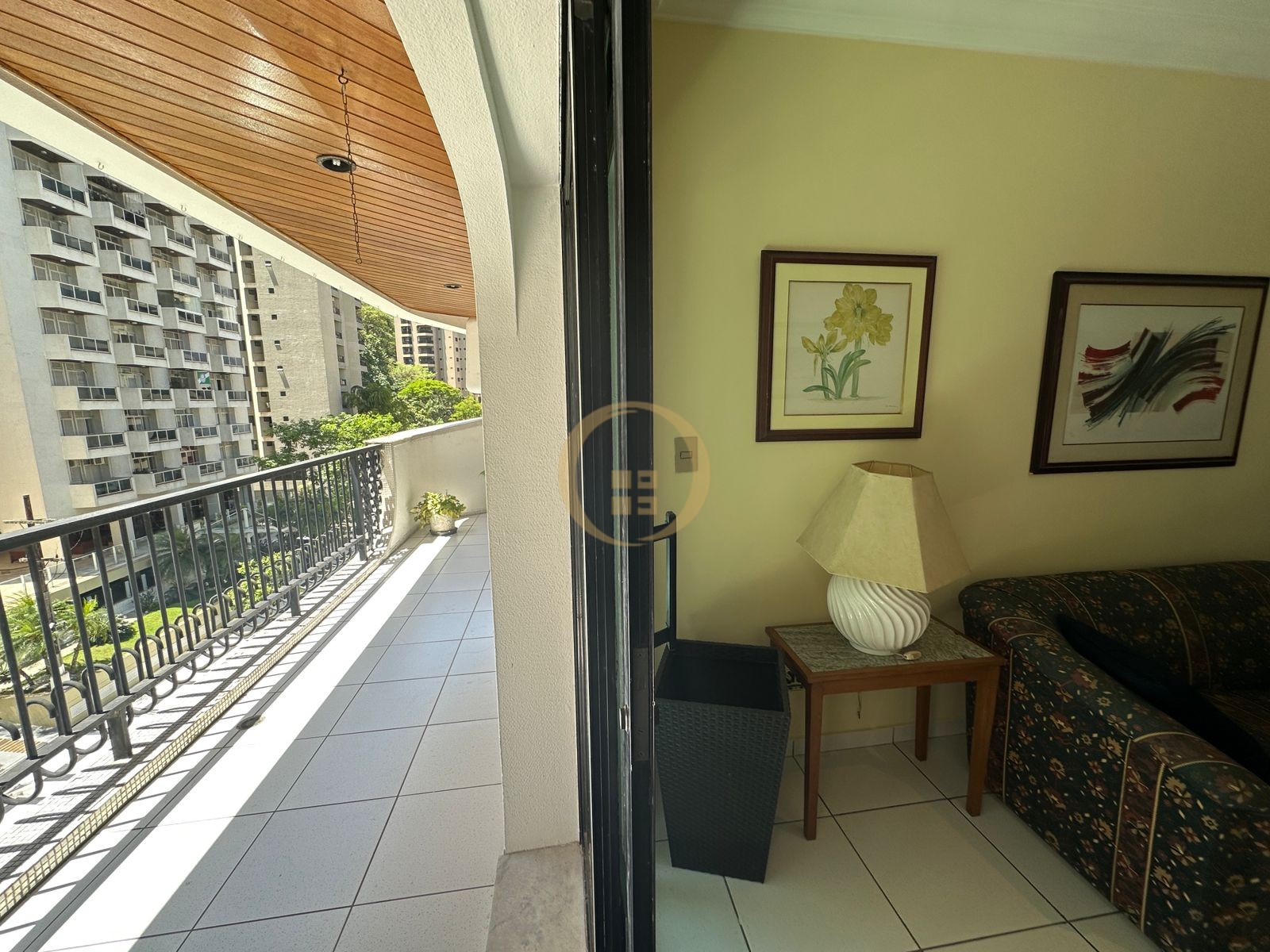 Apartamento na Praia das Pitangueiras, Guarujá - SP