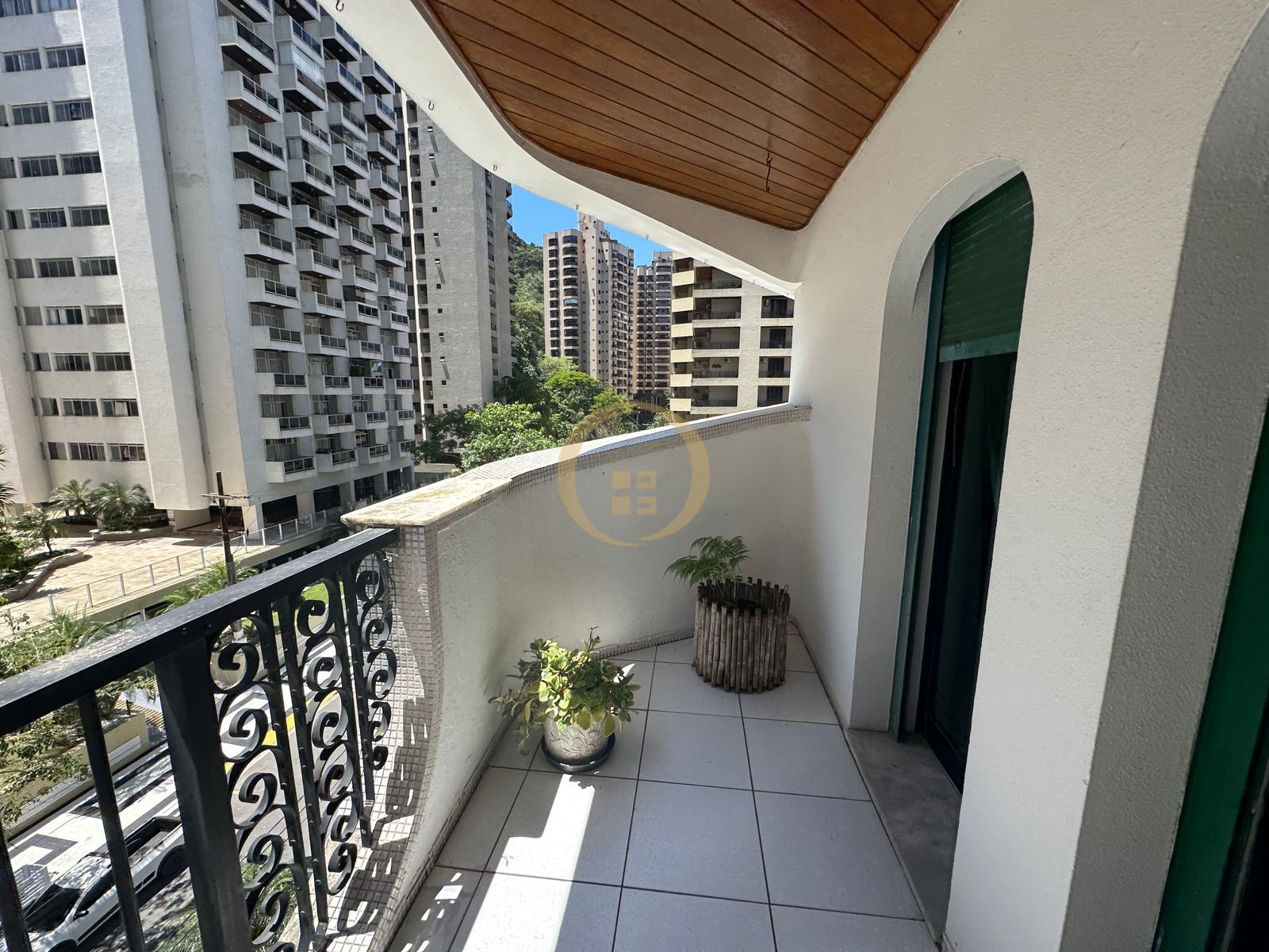 Apartamento na Praia das Pitangueiras, Guarujá - SP
