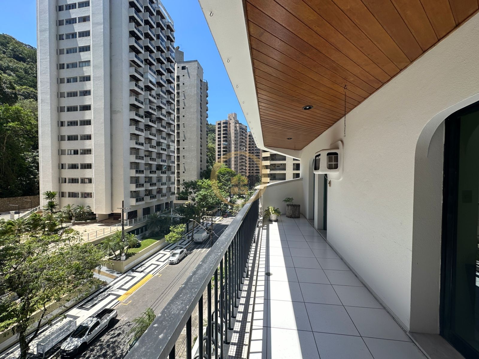 Apartamento na Praia das Pitangueiras, Guarujá - SP