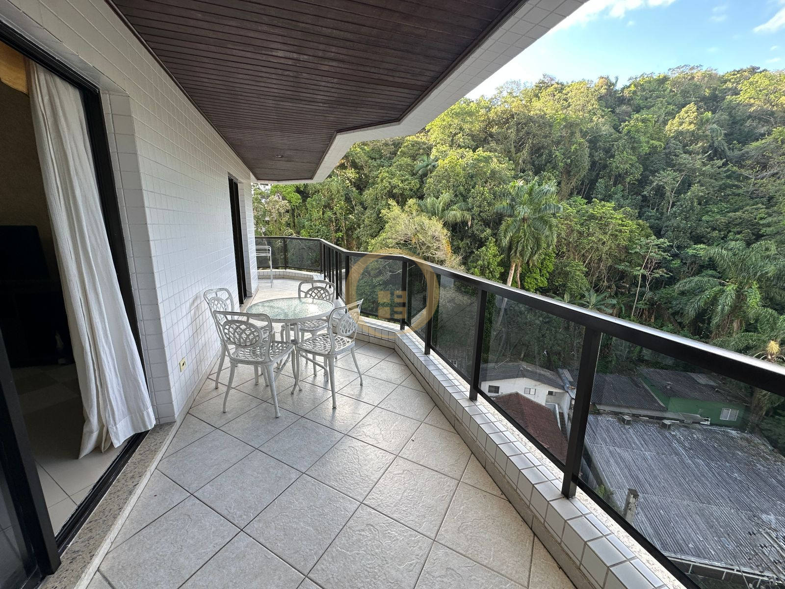Apartamento na Praia das Pitangueiras, Guarujá - SP