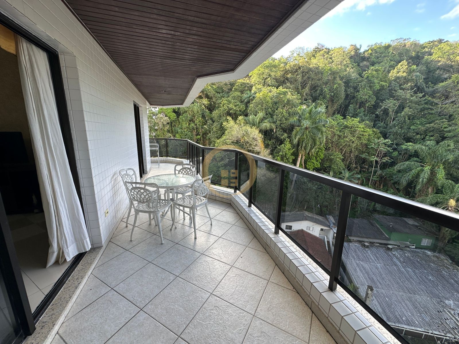 Apartamento na Praia das Pitangueiras, Guarujá - SP