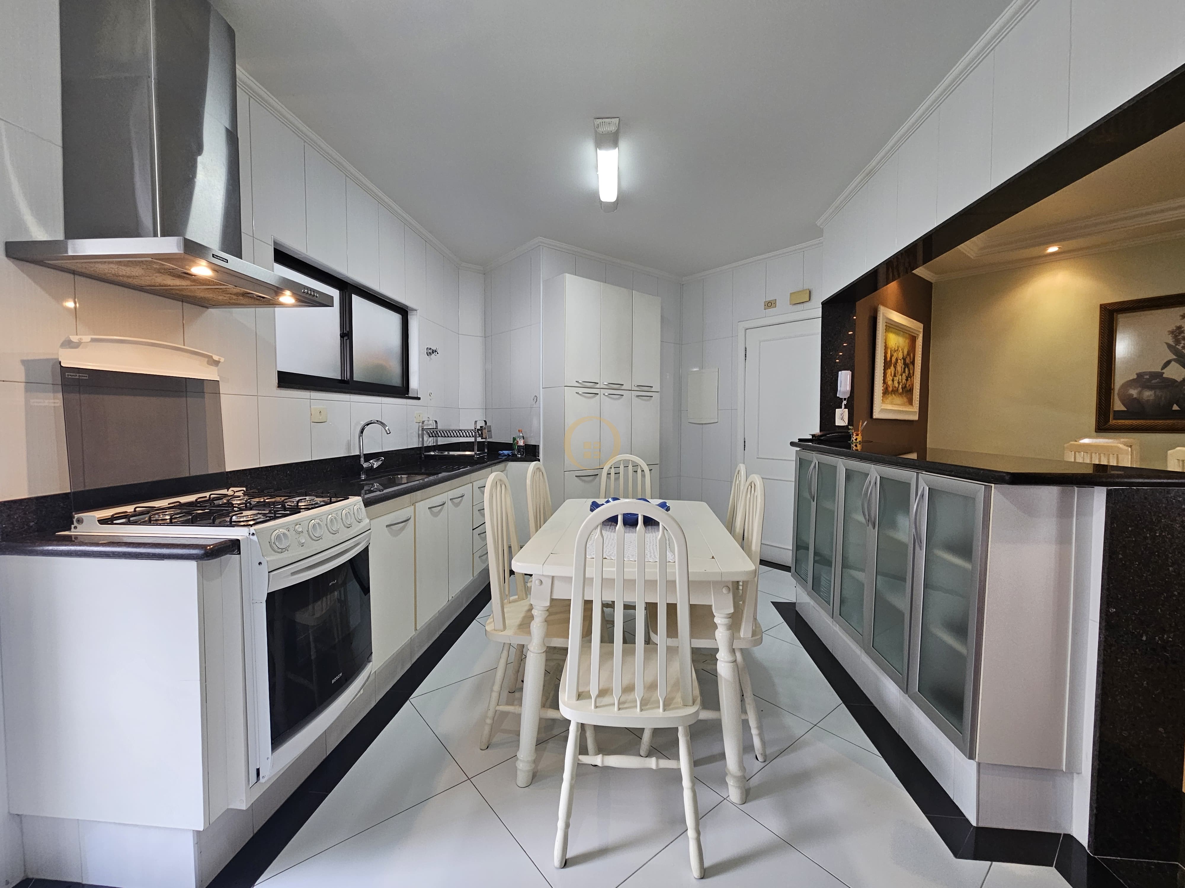 Apartamento na Praia das Pitangueiras, Guarujá - SP