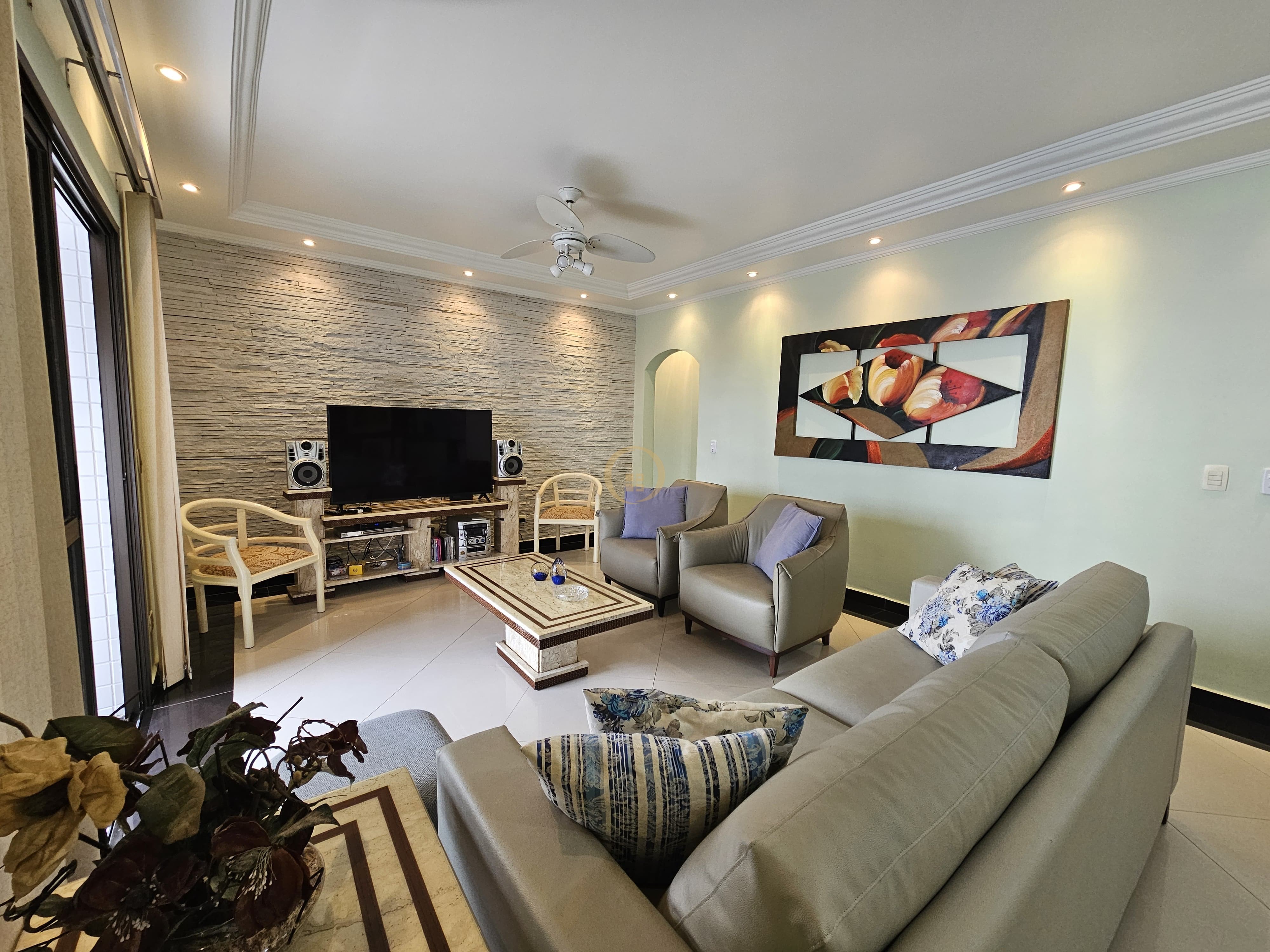 Apartamento na Praia das Pitangueiras, Guarujá - SP