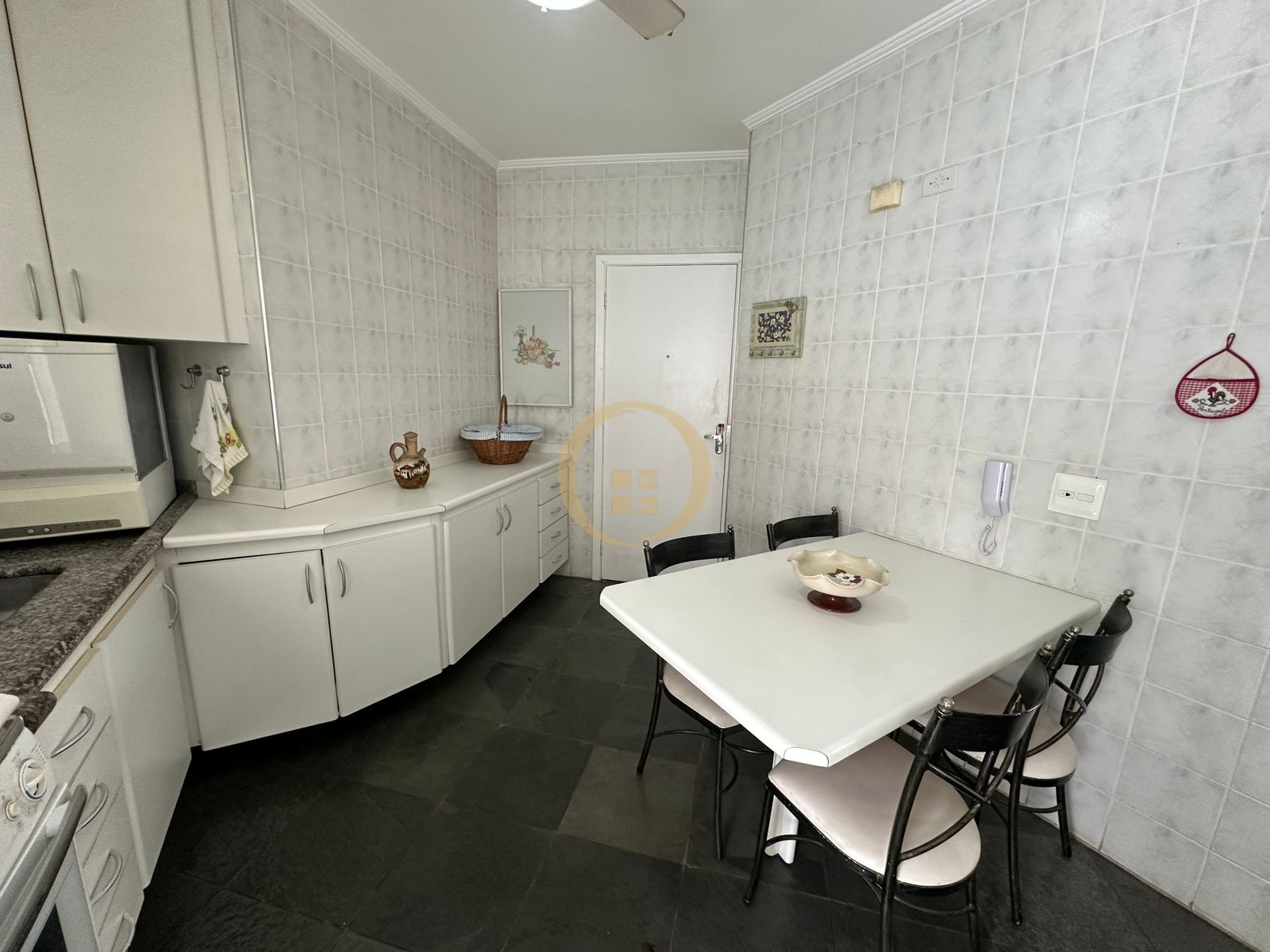 Apartamento na Praia das Pitangueiras, Guarujá - SP