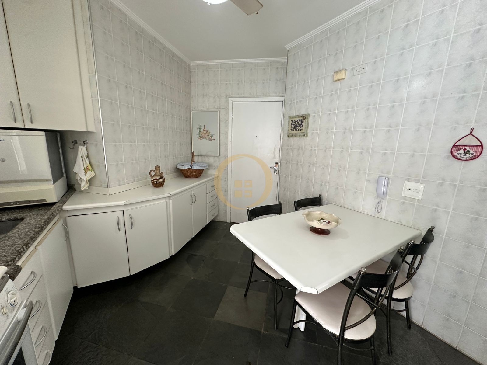 Apartamento na Praia das Pitangueiras, Guarujá - SP