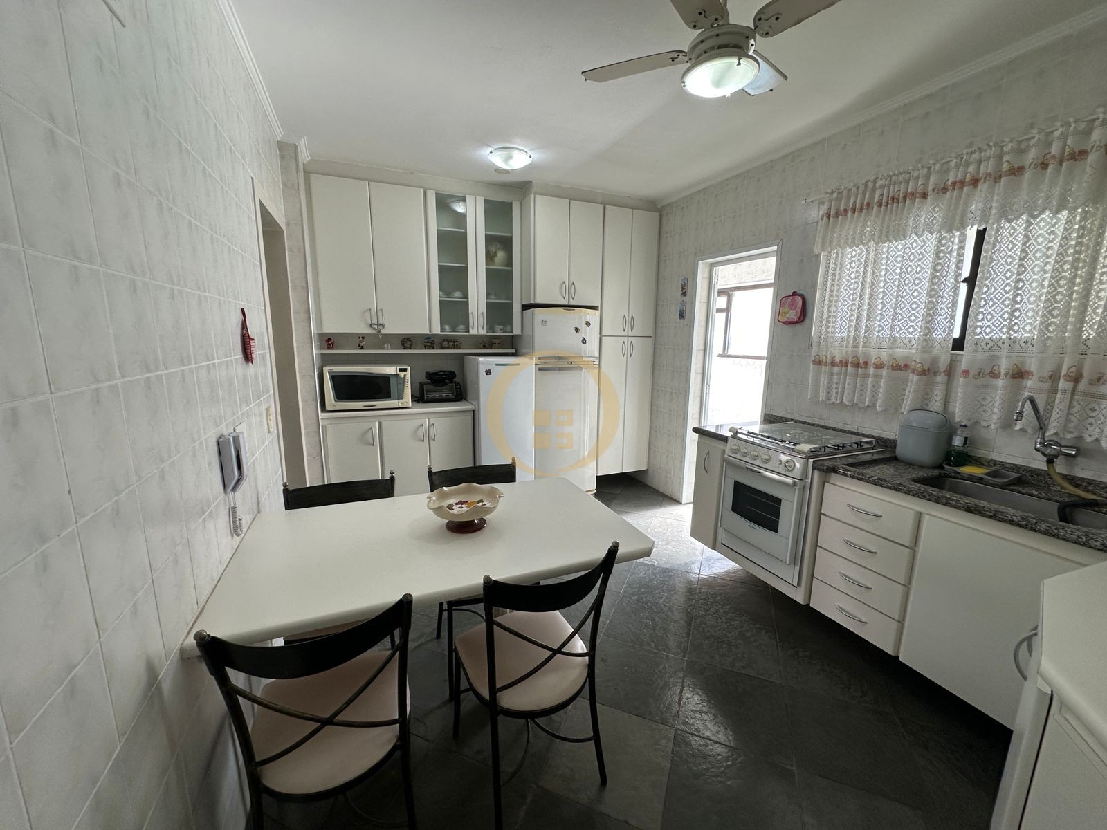 Apartamento na Praia das Pitangueiras, Guarujá - SP