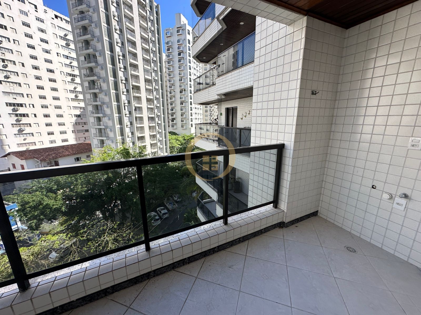 Apartamento na Praia das Pitangueiras, Guarujá - SP
