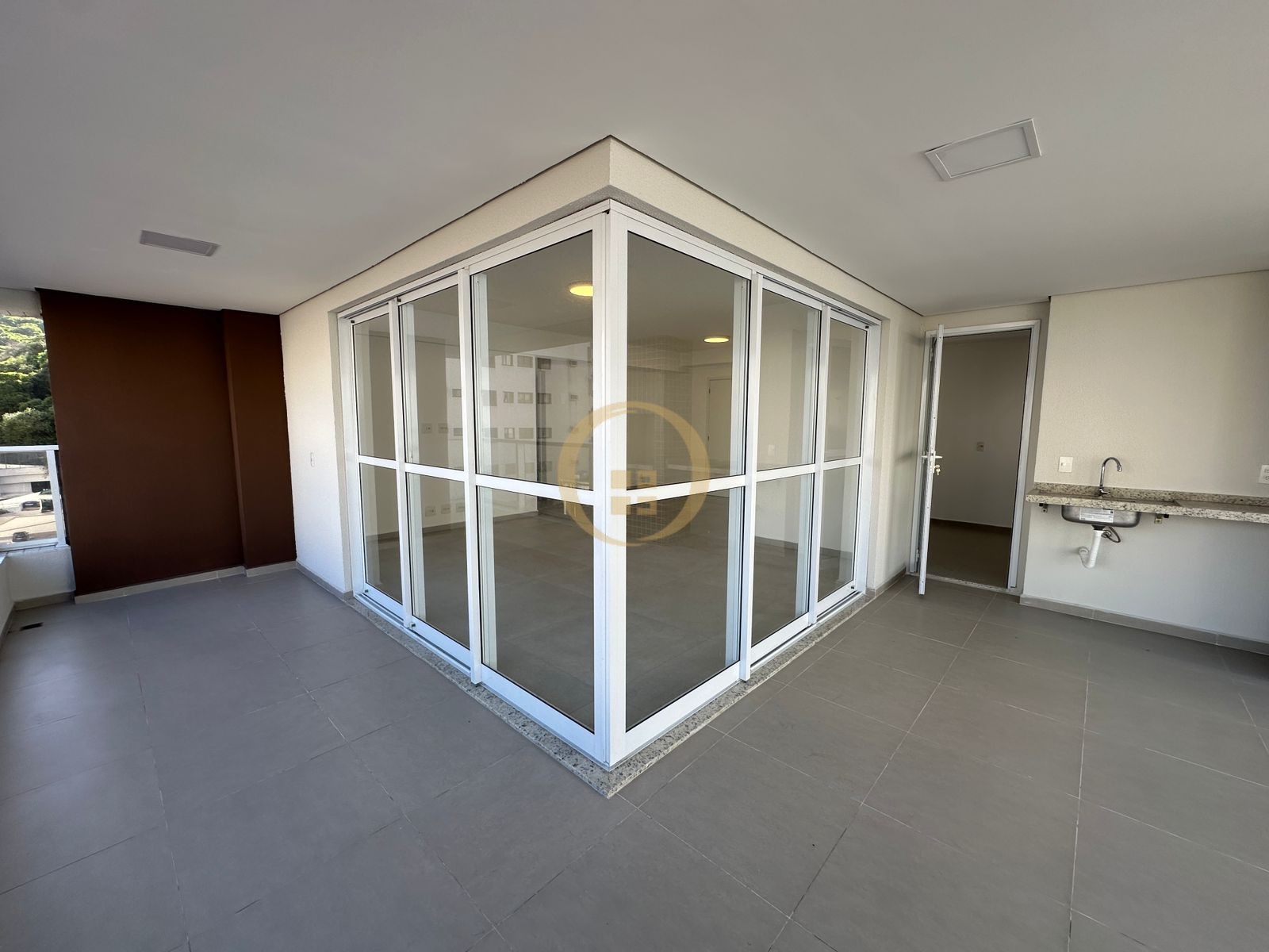 Apartamento na Praia das Pitangueiras, Guarujá - SP