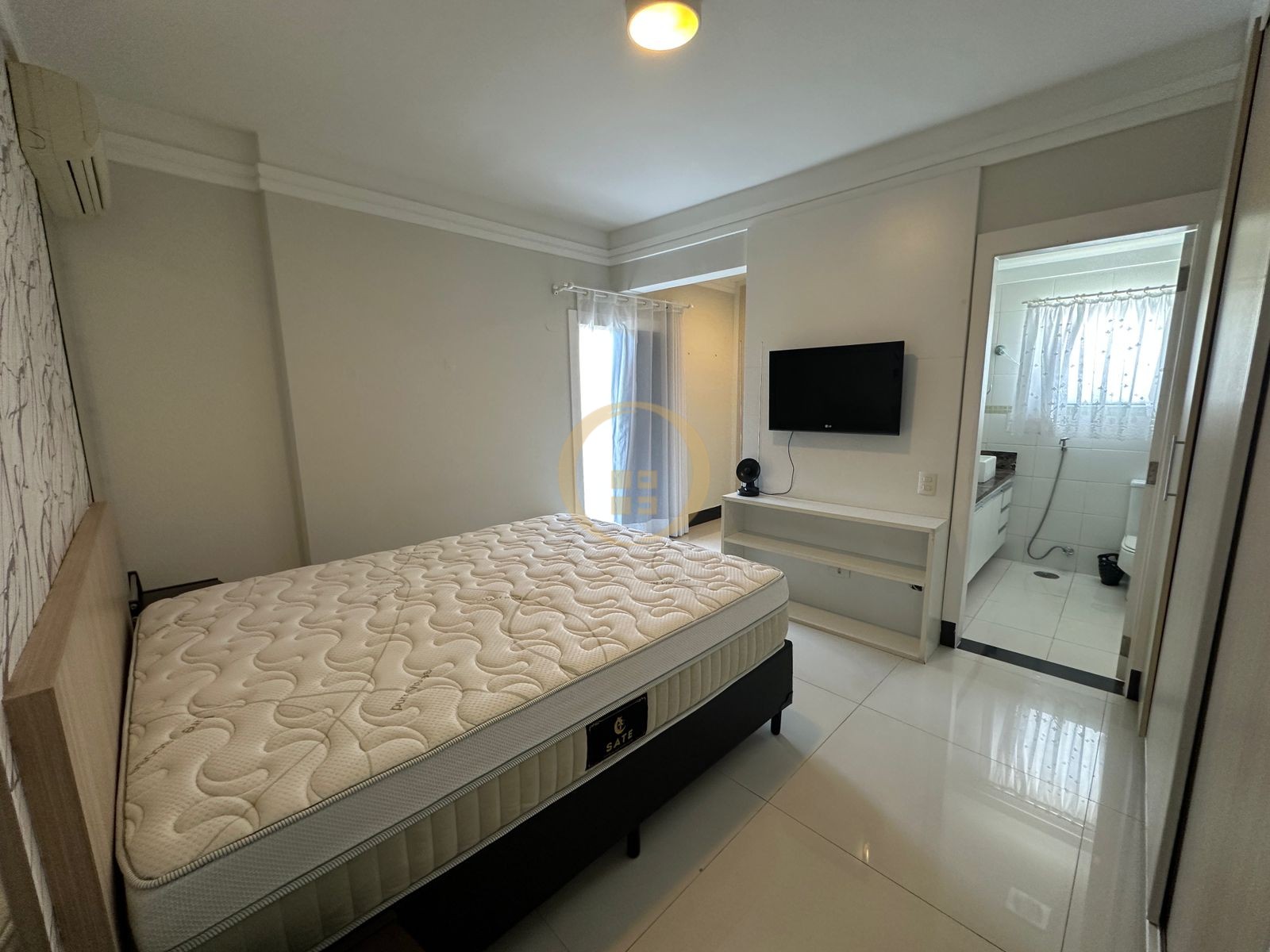 Apartamento na Praia das Pitangueiras, Guarujá - SP