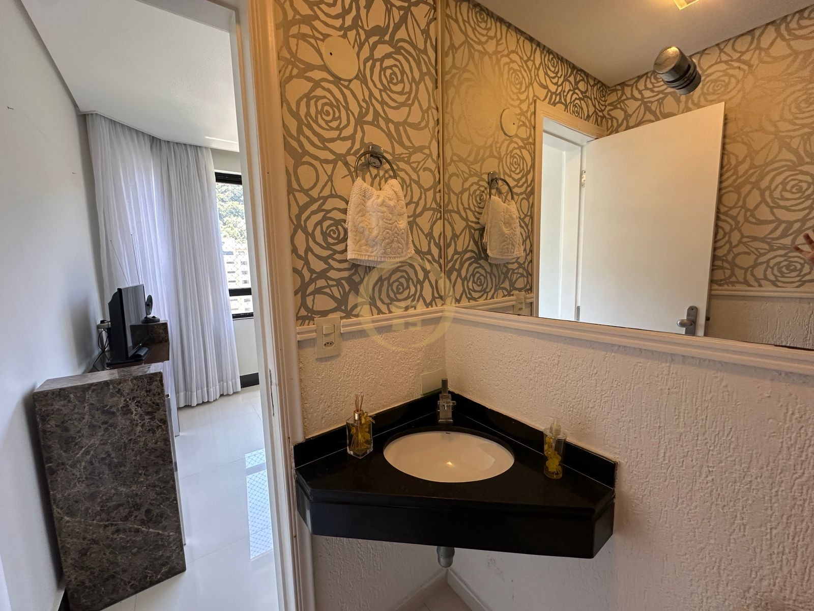 Apartamento na Praia das Pitangueiras, Guarujá - SP