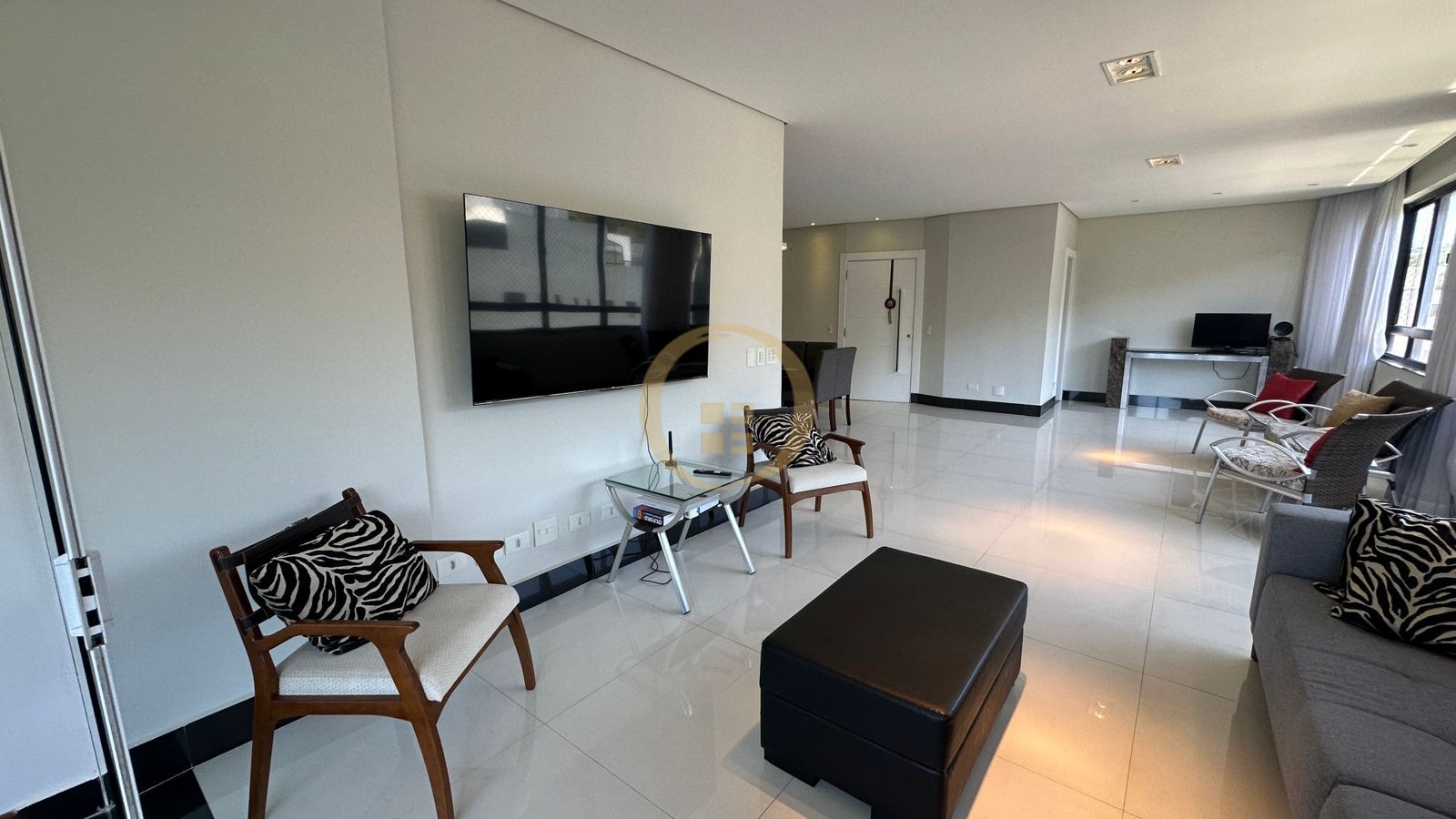Apartamento na Praia das Pitangueiras, Guarujá - SP