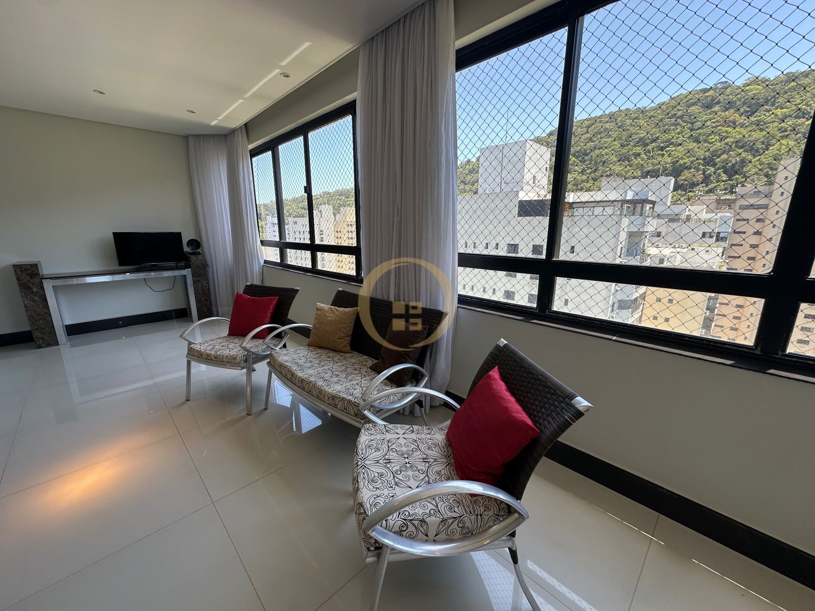 Apartamento na Praia das Pitangueiras, Guarujá - SP