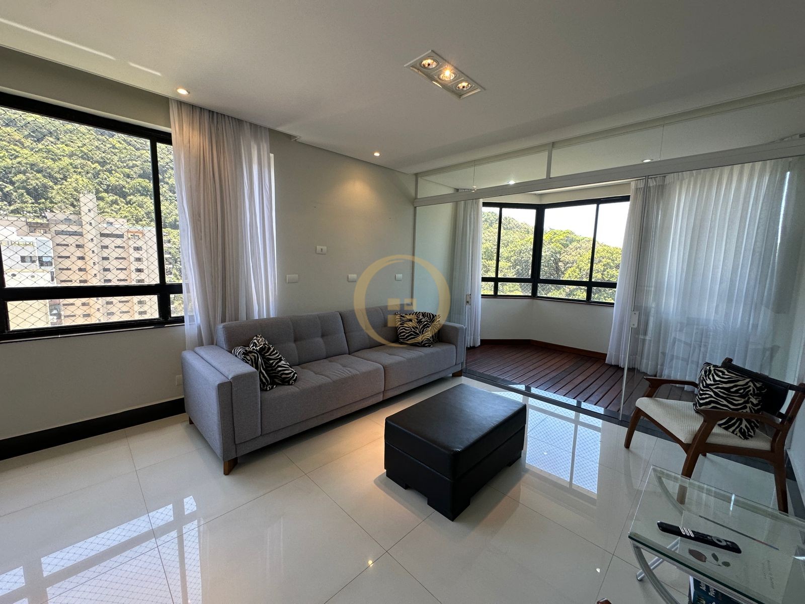 Apartamento na Praia das Pitangueiras, Guarujá - SP