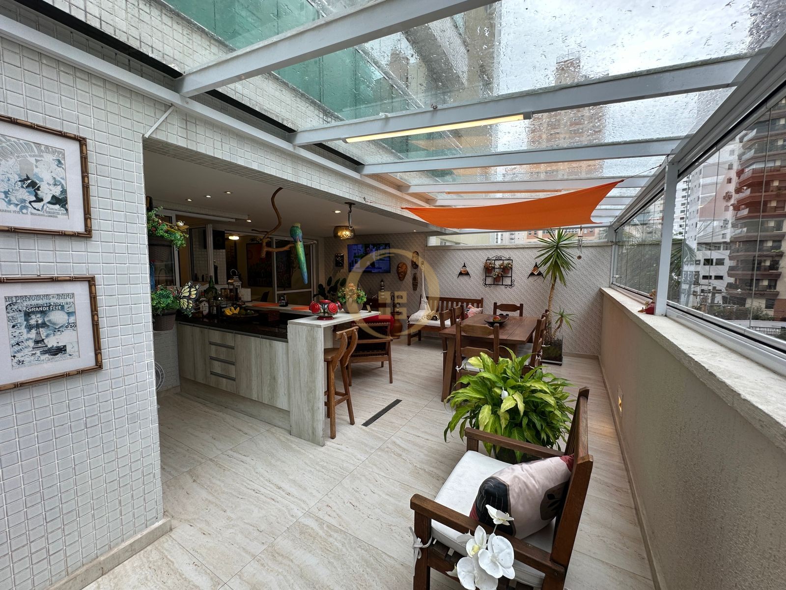 Apartamento na Praia das Pitangueiras, Guarujá - SP