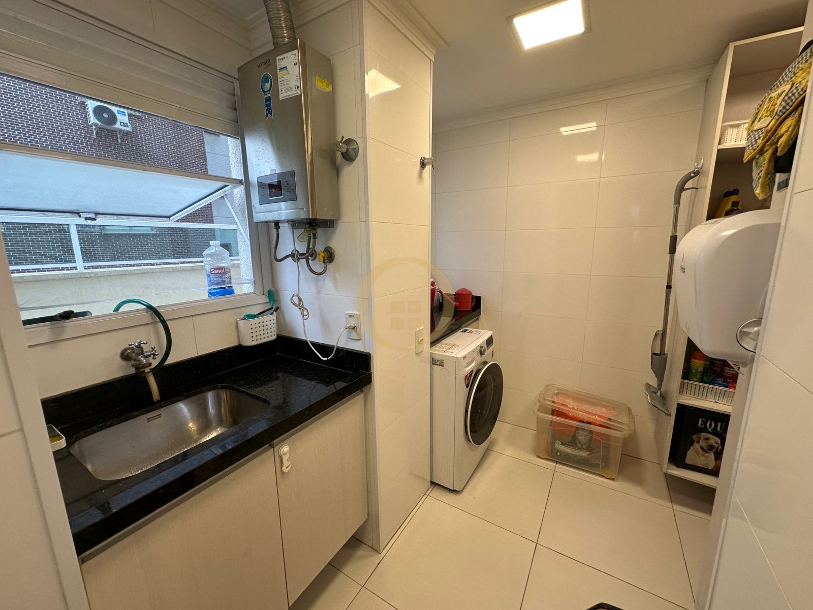Apartamento na Praia das Pitangueiras, Guarujá - SP