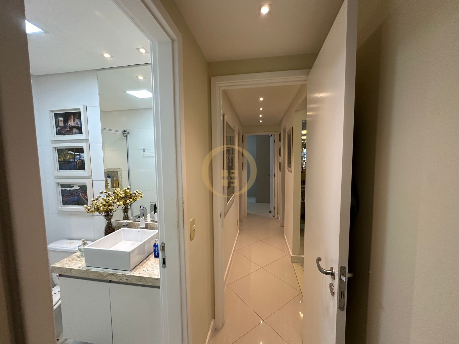 Apartamento na Praia das Pitangueiras, Guarujá - SP