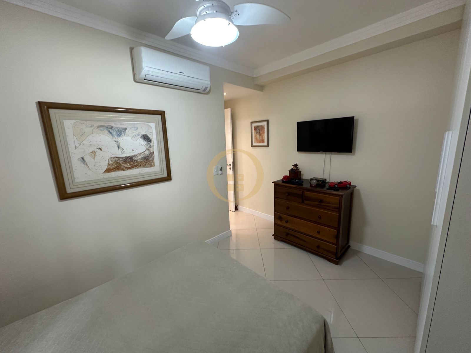 Apartamento na Praia das Pitangueiras, Guarujá - SP