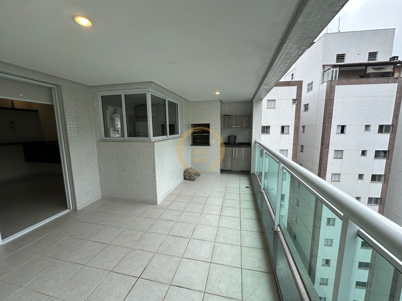Apartamento na Praia das Pitangueiras, Guarujá - SP