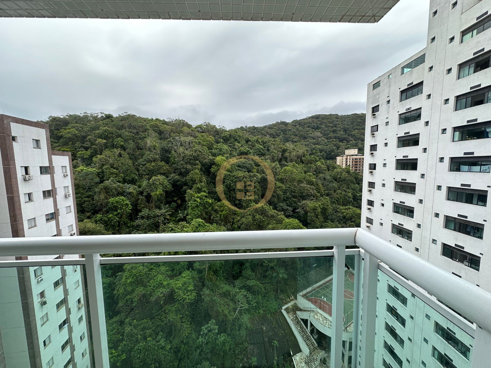 Apartamento na Praia das Pitangueiras, Guarujá - SP