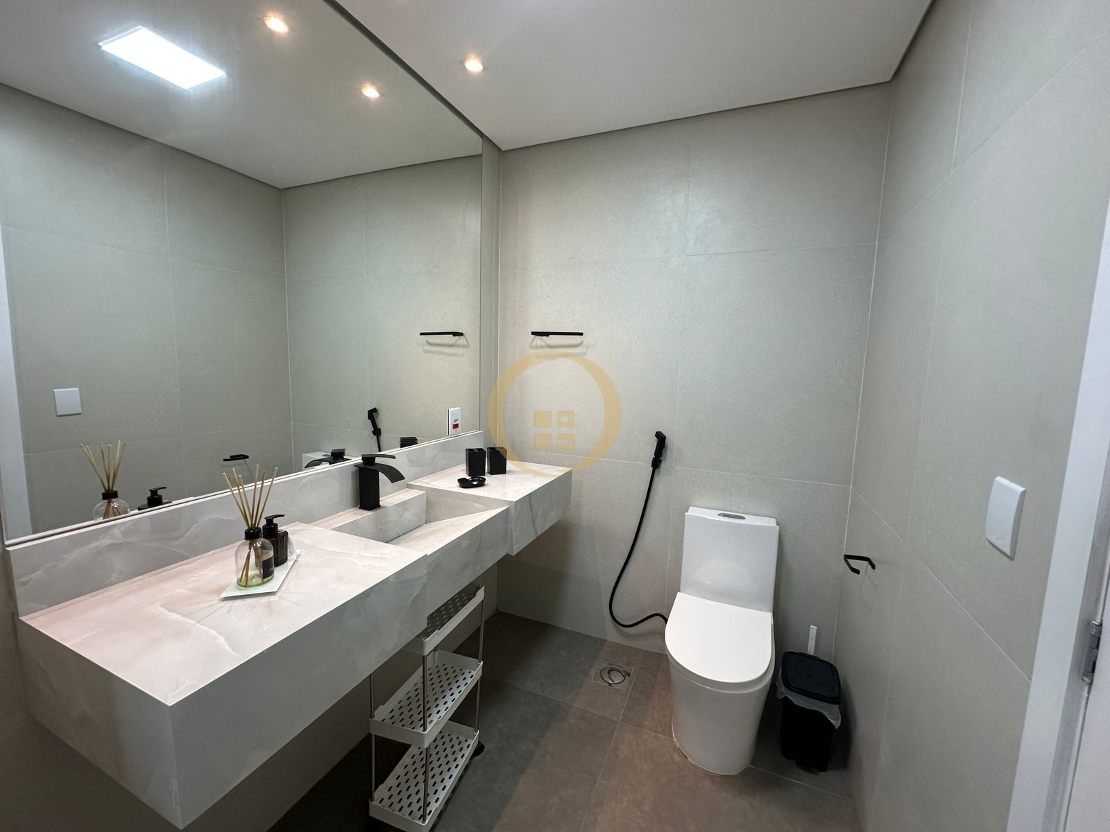 Apartamento na Praia das Pitangueiras, Guarujá - SP