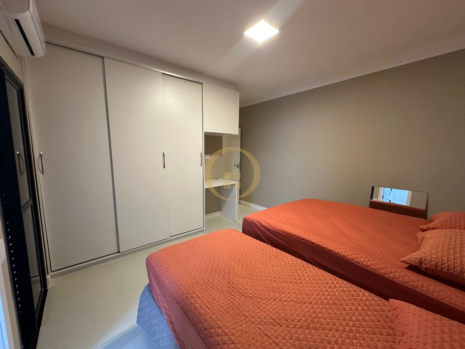 Apartamento na Praia das Pitangueiras, Guarujá - SP